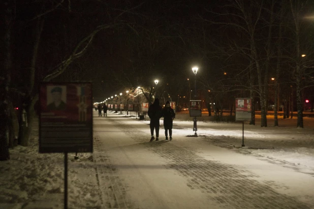 Пара прогуливается по протоптанной тропинке. 