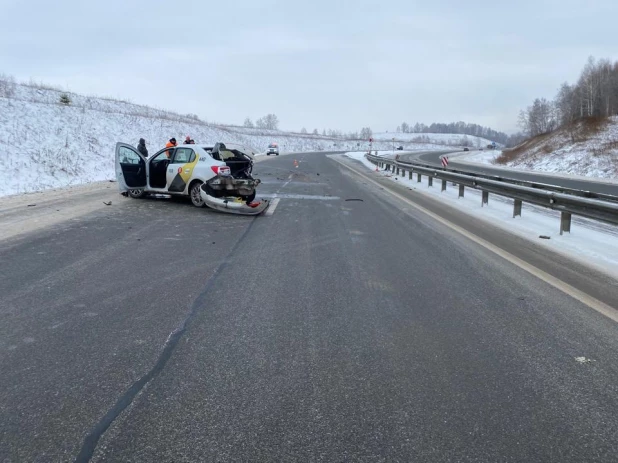 Пьяный водитель такси попал в аварию на алтайской трассе — внутри были пассажиры