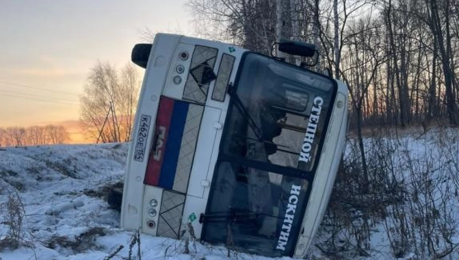 Автобус с пассажирами слетел с дороги в сибирском регионе