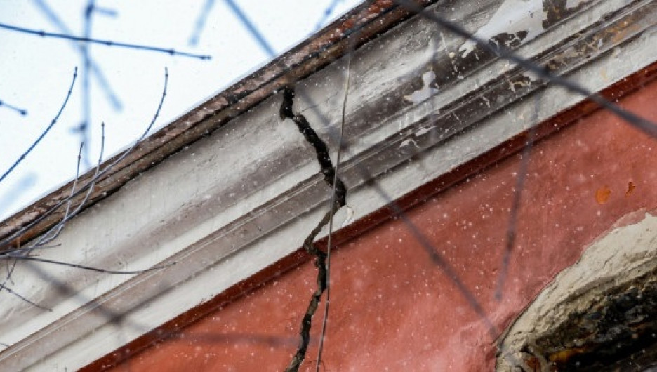 Большие трещины. В Барнауле из аварийного дома экстренно эвакуируют жильцов 