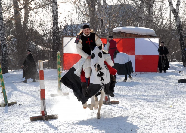 Конный рыцарский турнир в 2010 году. 