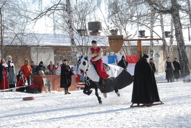 Конный рыцарский турнир в 2010 году. 