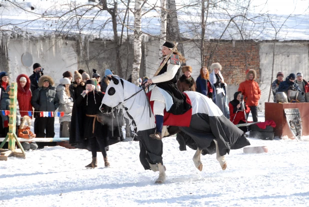 Конный рыцарский турнир в 2010 году. 