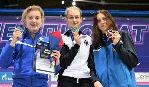 Арина Суркова (посередине) побила российский рекорд по плаванию