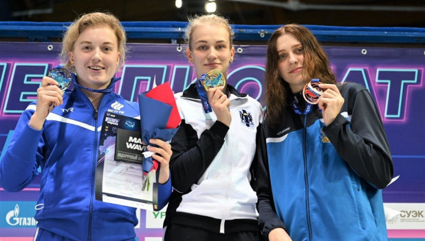 Арина Суркова (посередине) побила российский рекорд по плаванию