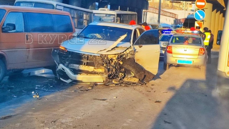 Крупная авария с грузовиком и легковушкой произошла в Барнауле 