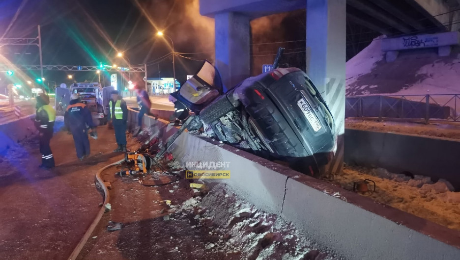 Под Новосибирском водитель легковушки устроил погоню и погиб
