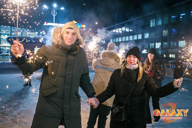 Зимний Городок на уличной парковке ТРЦ Galaxy.