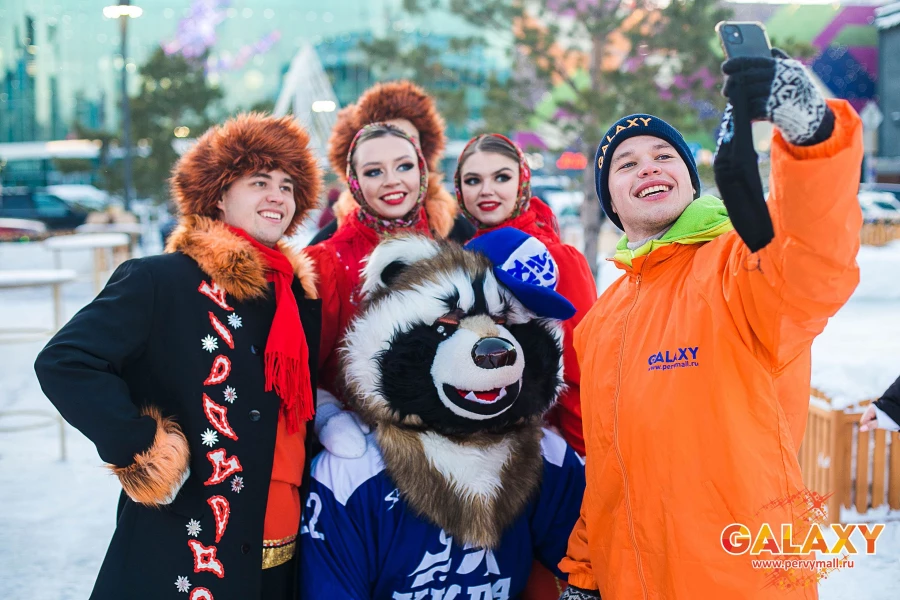 Зимний Городок на уличной парковке ТРЦ Galaxy.