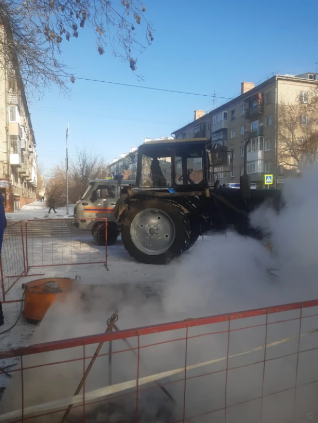 Чиновники мэрии приехали на место прорыва теплосети в Барнауле 26.11.2022.