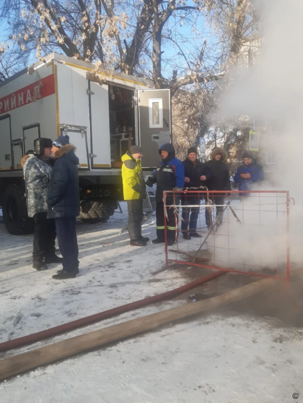 Чиновники мэрии приехали на место прорыва теплосети в Барнауле 26.11.2022.