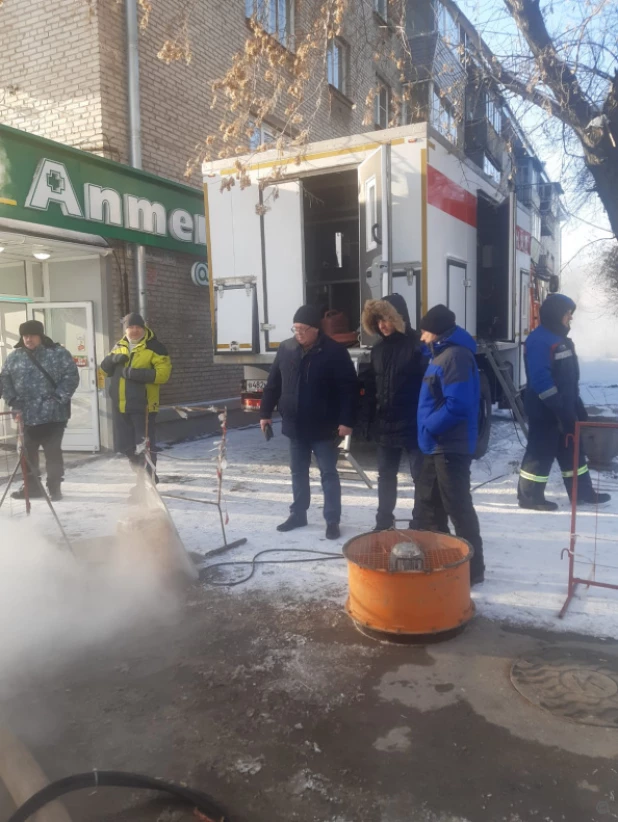 Чиновники мэрии приехали на место прорыва теплосети в Барнауле 26.11.2022.