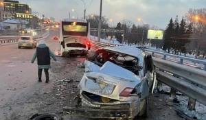 ДТП автомобиля с пассажирским автобусом в Новосибирске