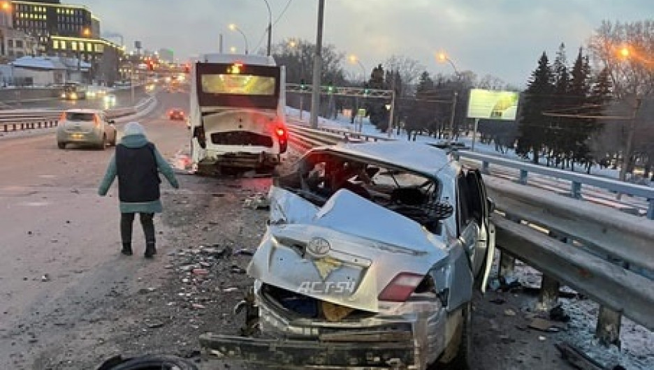 Автомобиль влетел в пассажирский автобус в сибирском регионе