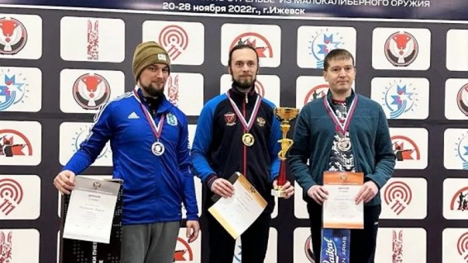 Алтайский спортсмен Сергей Каменский (посередине) взял золото Кубка России по пулевой стрельбе