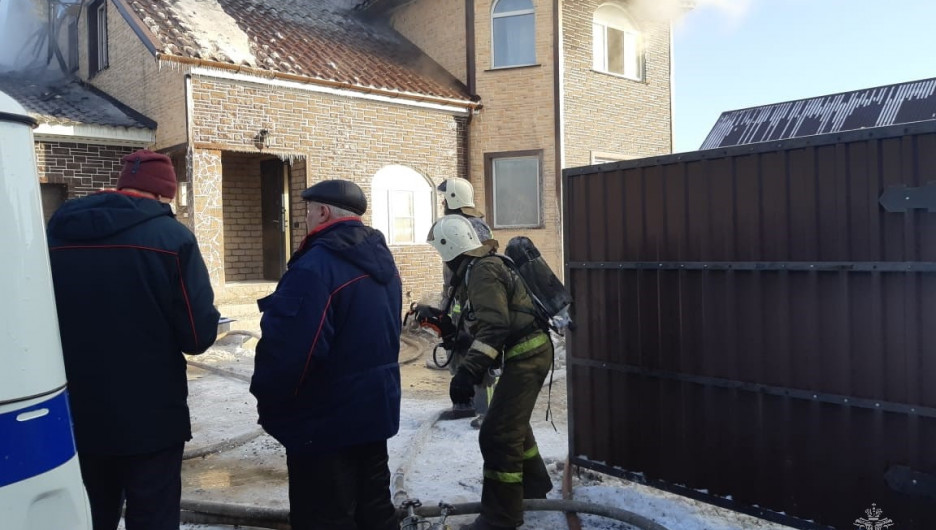 Пожар в двухэтажном доме в Новосиликатном 