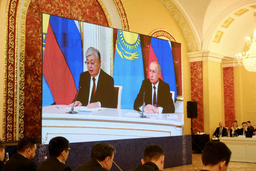 По видеоселекторной связи участников форума поприветствовали президент России Владимир Путин и президент Казахстана Касым-Жомарт Токаев.