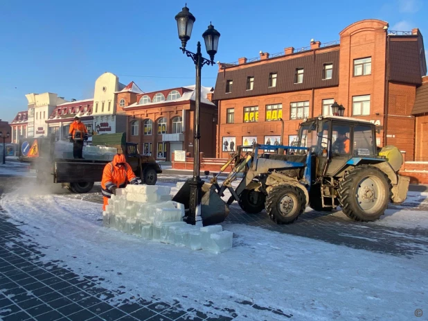 Новогодний городок начали строить на Мало-Тобольской