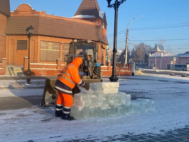 Новогодний городок начали строить на Мало-Тобольской