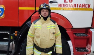 Барнаулец спас человека из горящего дома