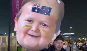 Футбольные фанаты Австралии пришли на матч с большим портретом блогера Хасбика