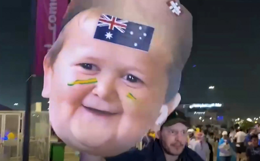 Футбольные фанаты Австралии пришли на матч с большим портретом блогера Хасбика