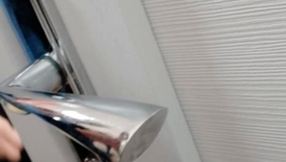Ручка двери порвала 11-летней девочке руку в сибирской школе 