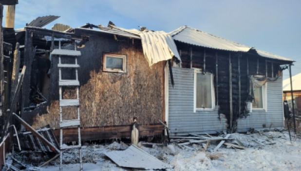 Сгоревший частный дом женщины и ее двоих детей в Енисейске