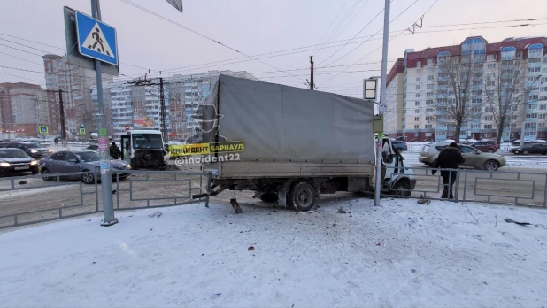 ДТП с маршруткой №18 и "Газелью".