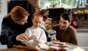 Семья на кухне.