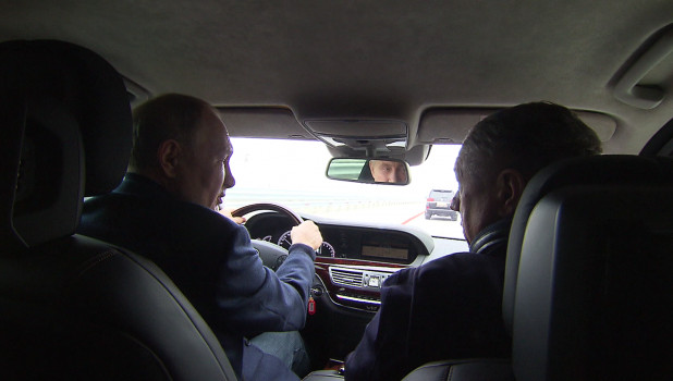 Путин за рулем автомобиля.