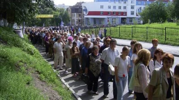 Очередь  желающих проститься с Михаилом Евдокимовым в Барнауле.