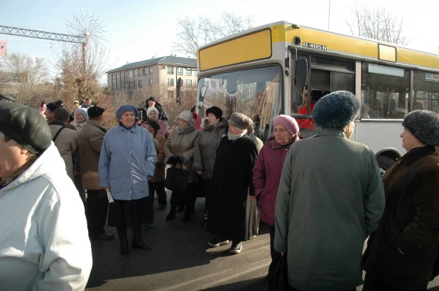 Митинг пенсионеров у правительства Алтайского края 30.10.2008.