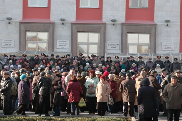 Митинг пенсионеров у правительства Алтайского края 30.10.2008.