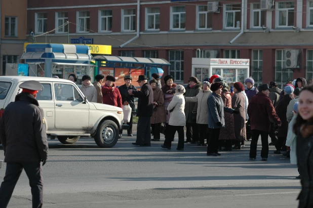 Митинг пенсионеров у правительства Алтайского края 30.10.2008.