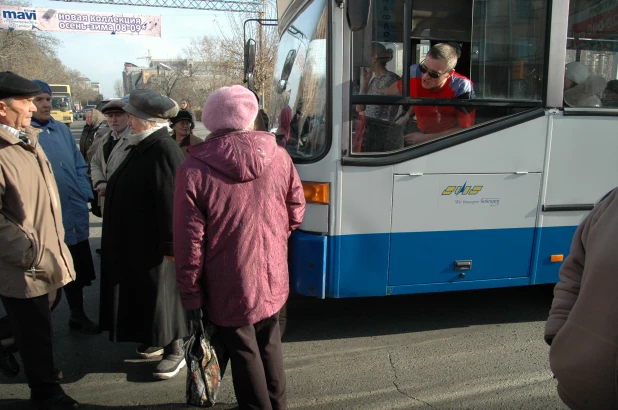 Митинг пенсионеров у правительства Алтайского края 30.10.2008.