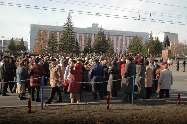 Митинг пенсионеров у правительства Алтайского края 30.10.2008.