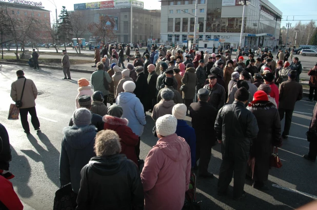 Митинг пенсионеров у правительства Алтайского края 30.10.2008.