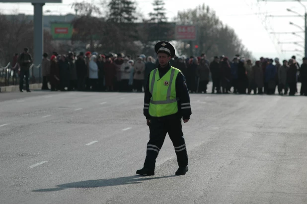 Митинг пенсионеров у правительства Алтайского края 30.10.2008.