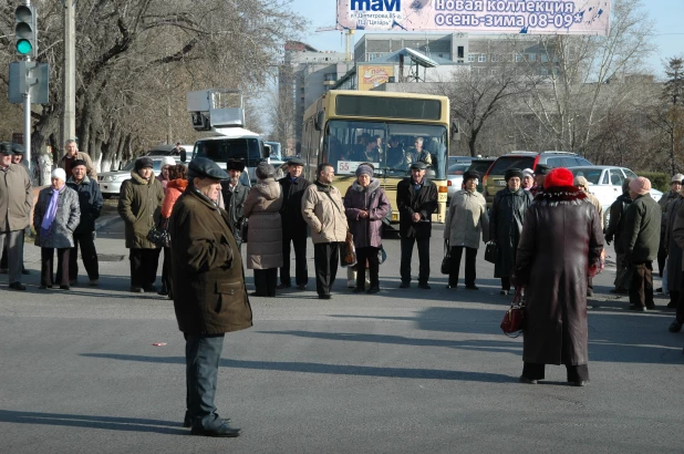 Митинг пенсионеров у правительства Алтайского края 30.10.2008.