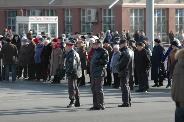 Митинг пенсионеров у правительства Алтайского края 30.10.2008.