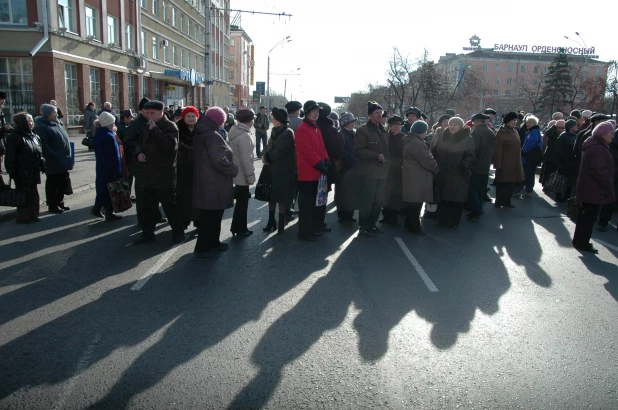 Митинг пенсионеров у правительства Алтайского края 30.10.2008.