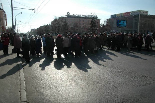 Митинг пенсионеров у правительства Алтайского края 30.10.2008.