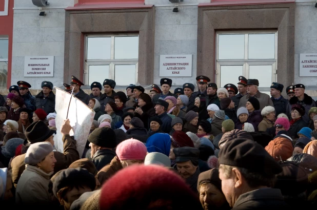 Митинг пенсионеров у правительства Алтайского края 30.10.2008.