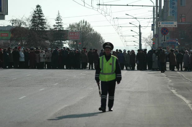 Митинг пенсионеров у правительства Алтайского края 30.10.2008.