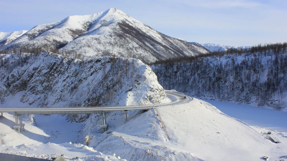 Снежные горы, дорога.