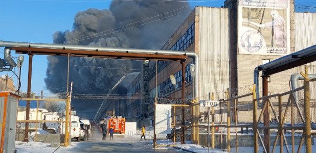 Крупный пожар произошел на предприятии в Барнауле 09.12.2022.