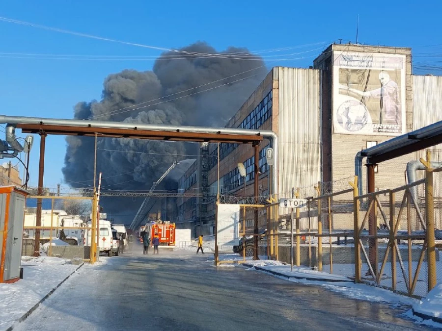 Крупный пожар произошел на предприятии в Барнауле 09.12.2022.