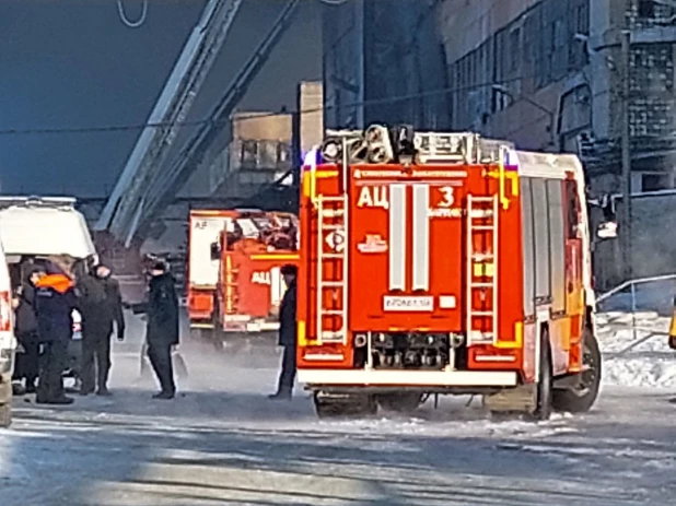 Крупный пожар произошел на предприятии в Барнауле 09.12.2022.