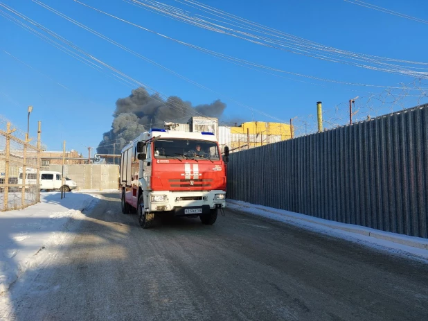 Крупный пожар произошел на предприятии в Барнауле 09.12.2022.